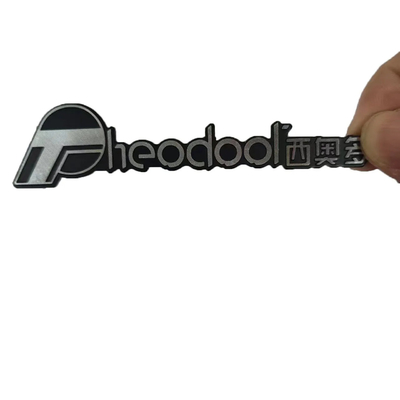 プロフェッショナルに製造された オーダーメイド金属ロゴ オーダーメイドシグネージのためのエンドアルミニウム
